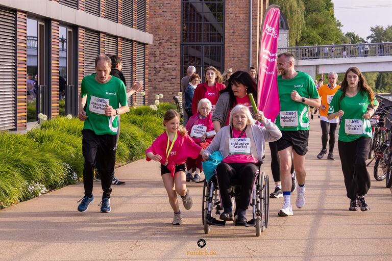 Teilnehmer beim Inklusionslauf der 10. StWB TEAM-Staffel in Brandenburg an der Havel.