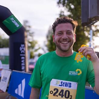 Grünen-Co-Bundesvorsitzender Felix Banaszak bei der 10. StWB-TEAM-Staffel in Brandenburg an der Havel