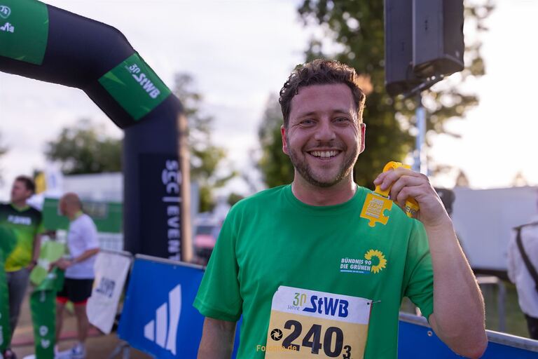 Grünen-Co-Bundesvorsitzender Felix Banaszak bei der 10. StWB-TEAM-Staffel in Brandenburg an der Havel