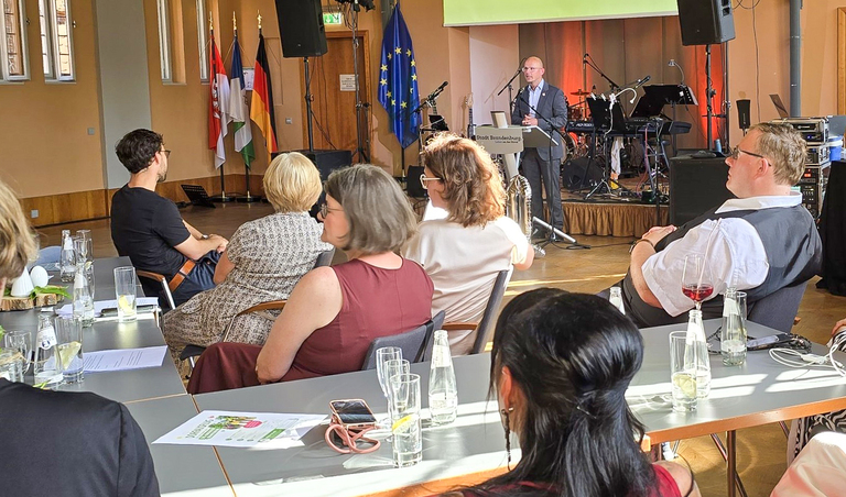 30 Jahre SOS Kinderdorf im Rolandsaal: Oberbürgermeister Daniel Keip gratulierte herzlich und persönlich. © Stadt Brandenburg an der Havel / Th. Messerschmidt
