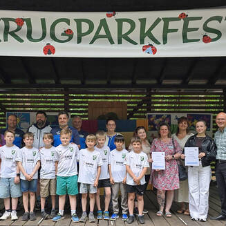 35. Krugparkfest: Umweltpreis für junge Fußballer - Fotobrb: Faszination Fotografie aus Brandenburg an der Havel Oberbürgermeister Daniel Keip und weitere Gratulanten mit den Preisträgern des Umweltpreise 2026. © Stadt Brandenburg an der Havel / Th. Messerschmidt