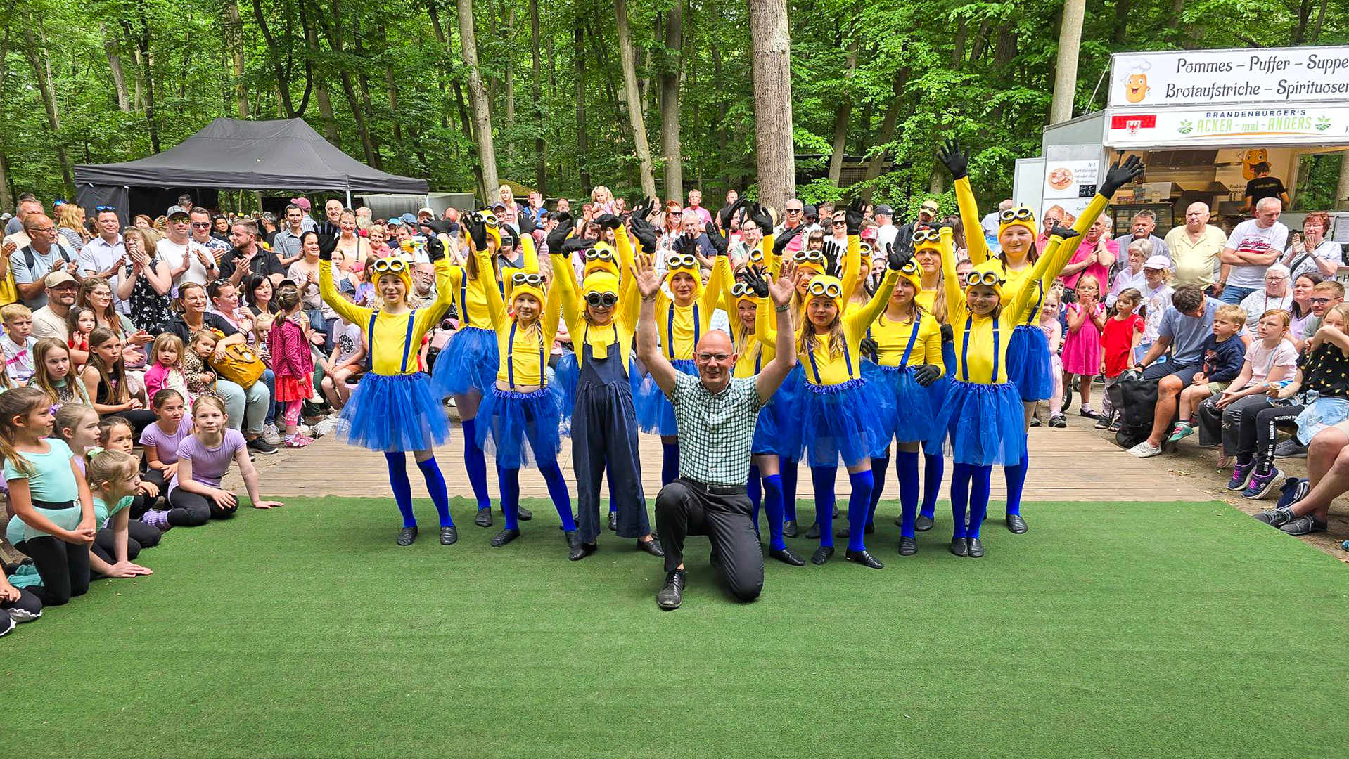 35. Krugparkfest: Diese jungen Tänzerinnen der Tanzgruppe „Bacara“ hatten sich ein Foto mit Oberbürgermeister Daniel Keip gewünscht. Wunsch erfüllt! © Stadt Brandenburg an der Havel / Th. Messerschmidt