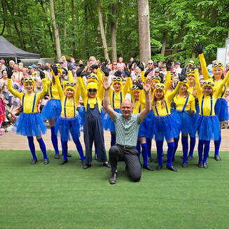 35. Krugparkfest: Umweltpreis für junge Fußballer - Fotobrb: Faszination Fotografie aus Brandenburg an der Havel 35. Krugparkfest: Diese jungen Tänzerinnen der Tanzgruppe „Bacara“ hatten sich ein Foto mit Oberbürgermeister Daniel Keip gewünscht. Wunsch erfüllt! © Stadt Brandenburg an der Havel / Th. Messerschmidt
