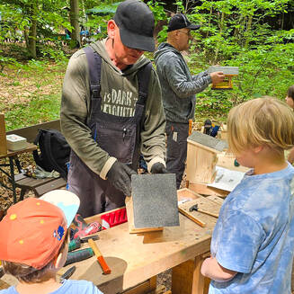 35. Krugparkfest: Umweltpreis für junge Fußballer - Fotobrb: Faszination Fotografie aus Brandenburg an der Havel Das Bauen von Vogelhäusern gehört immer zum Festprogramm. © Stadt Brandenburg an der Havel / Th. Messerschmidt