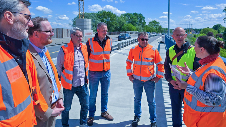 Oberbürgermeister Daniel Keip im Gespräch mit Bauüberwacherin Luise Rother beim Arbeitstreffen von Vertretern des Landesbetriebs Straßenwesen und der Stadtverwaltung. © Stadt Brandenburg an der Havel / Th. Messerschmidt