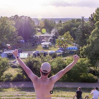 DRØP Festival 2026 mit einem Blick vom Weinberg zum Festivalort.