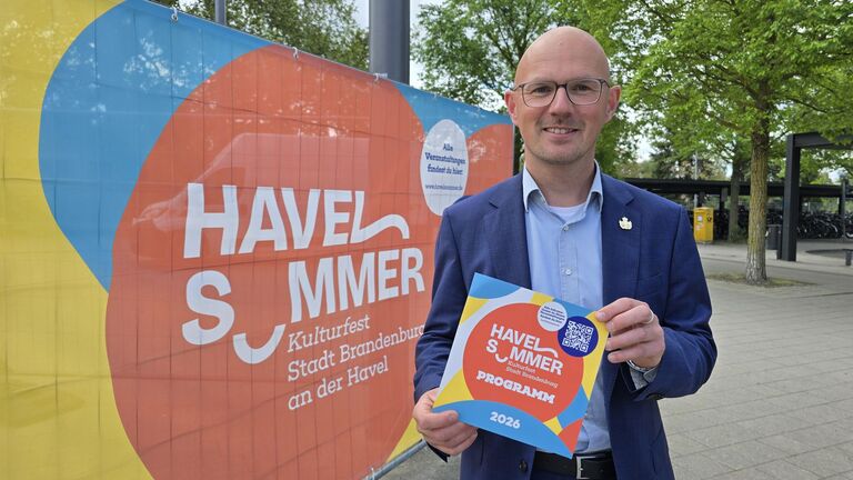 Oberbürgermeister Daniel Keip wirbt gern für den „Havelsommer“ und freut sich auf die kulturelle Vielfalt. © Stadt Brandenburg an der Havel / Th. Messerschmidt
