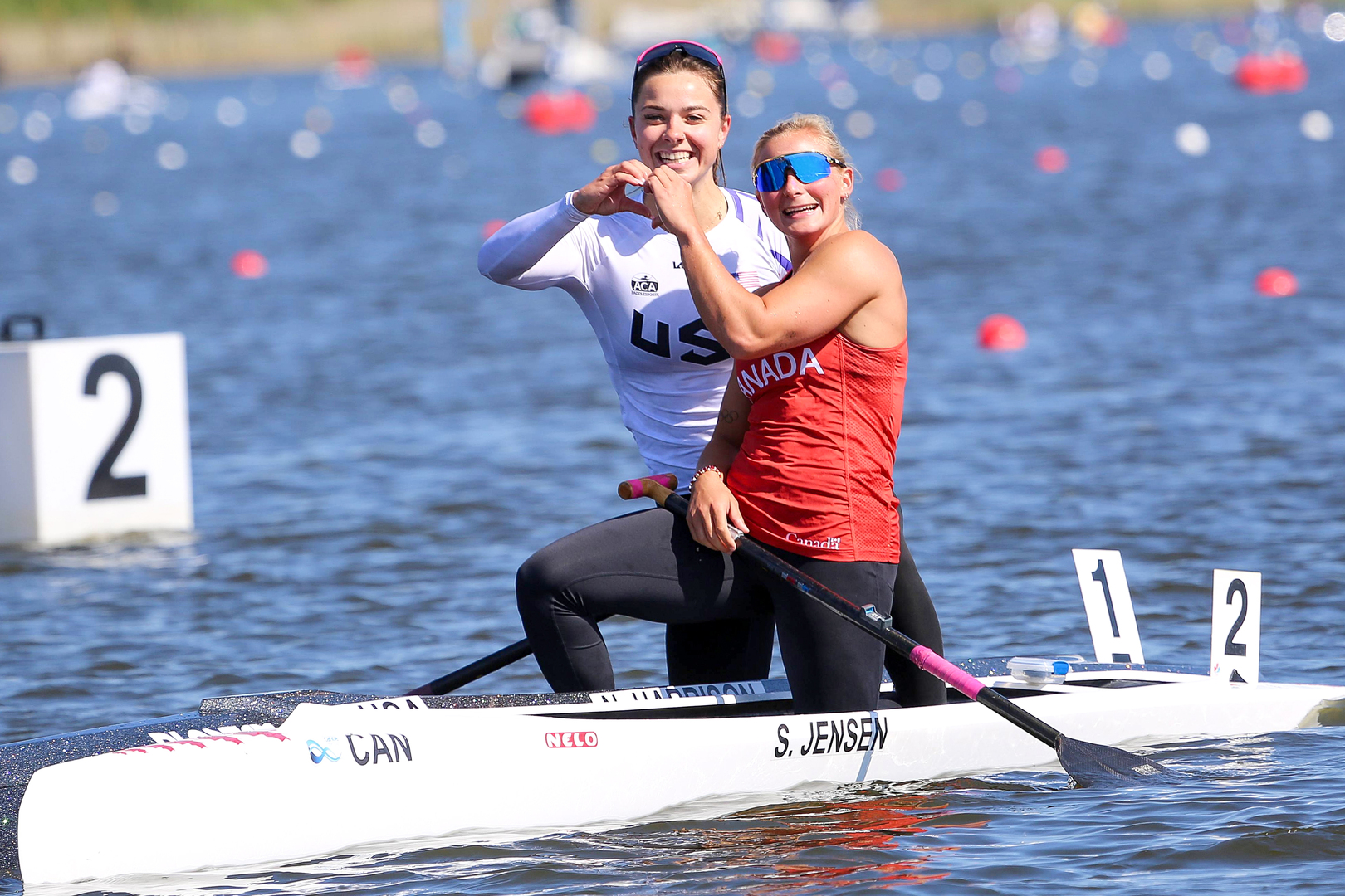 Eine Canadierin und US-Americanerin formen nach dem Zieleinlauf ein Herz. © Stadt Brandenburg an der Havel / René Paul-Peters