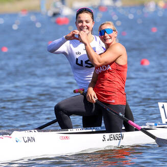 ICF-Weltcup 2026: Beetzsee als Highlight für den Kanusport - Fotobrb: Faszination Fotografie aus Brandenburg an der Havel Eine Canadierin und US-Americanerin formen nach dem Zieleinlauf ein Herz. © Stadt Brandenburg an der Havel / René Paul-Peters