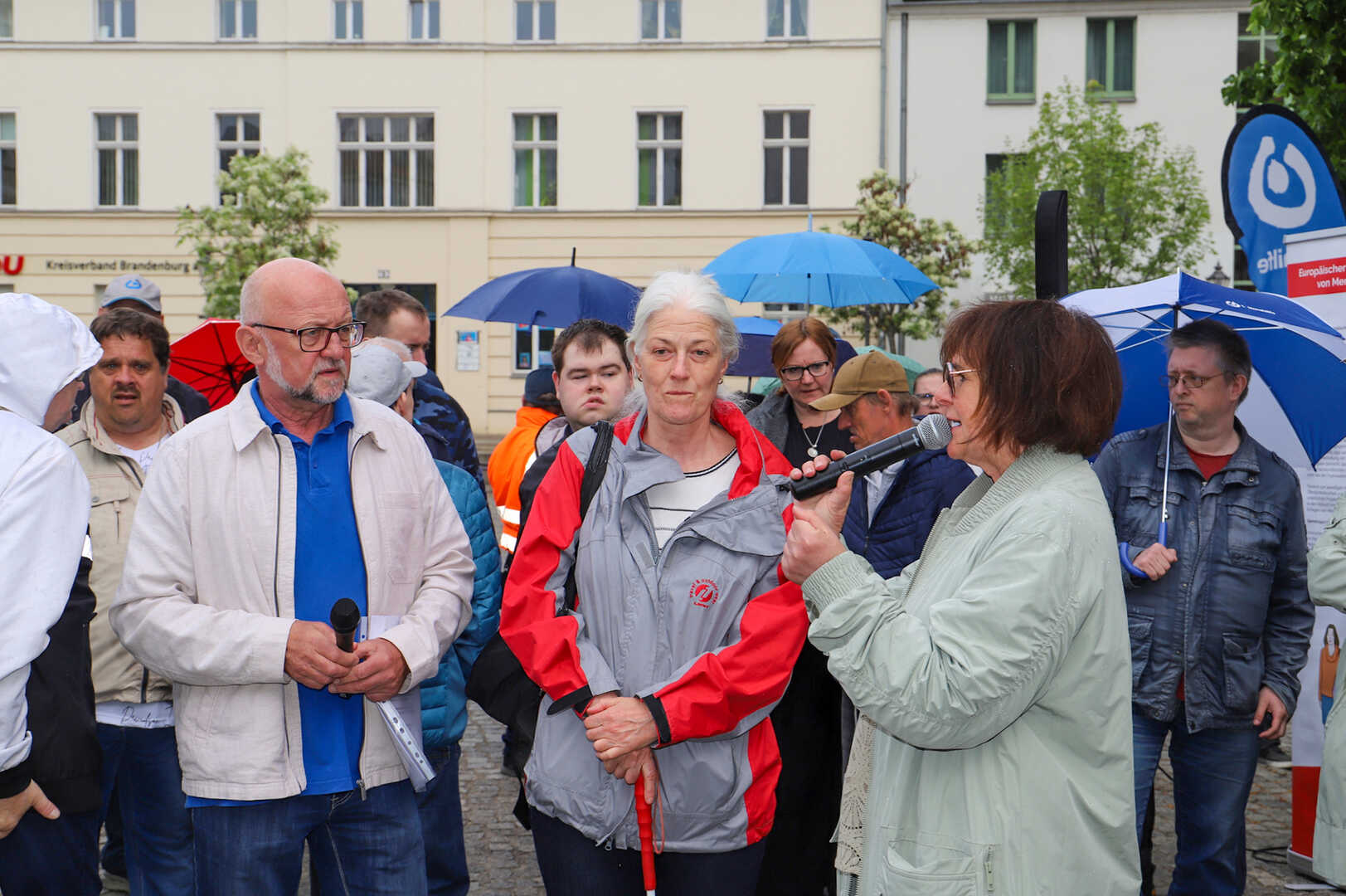 Die Behindertenbeauftragte Katrin Tietz und Vorsitzende des Behindertenbeirates, Sybille Kluge, sprachen über ein barrierefreies Stadtbild. © Stadt Brandenburg an der Havel / René Paul-Peters