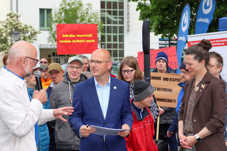 Matthias Pietschmann im Gespräch mit OB Daniel Keip und der Beigeordneten Alexandra Adel. © Stadt Brandenburg an der Havel / René Paul-Peters