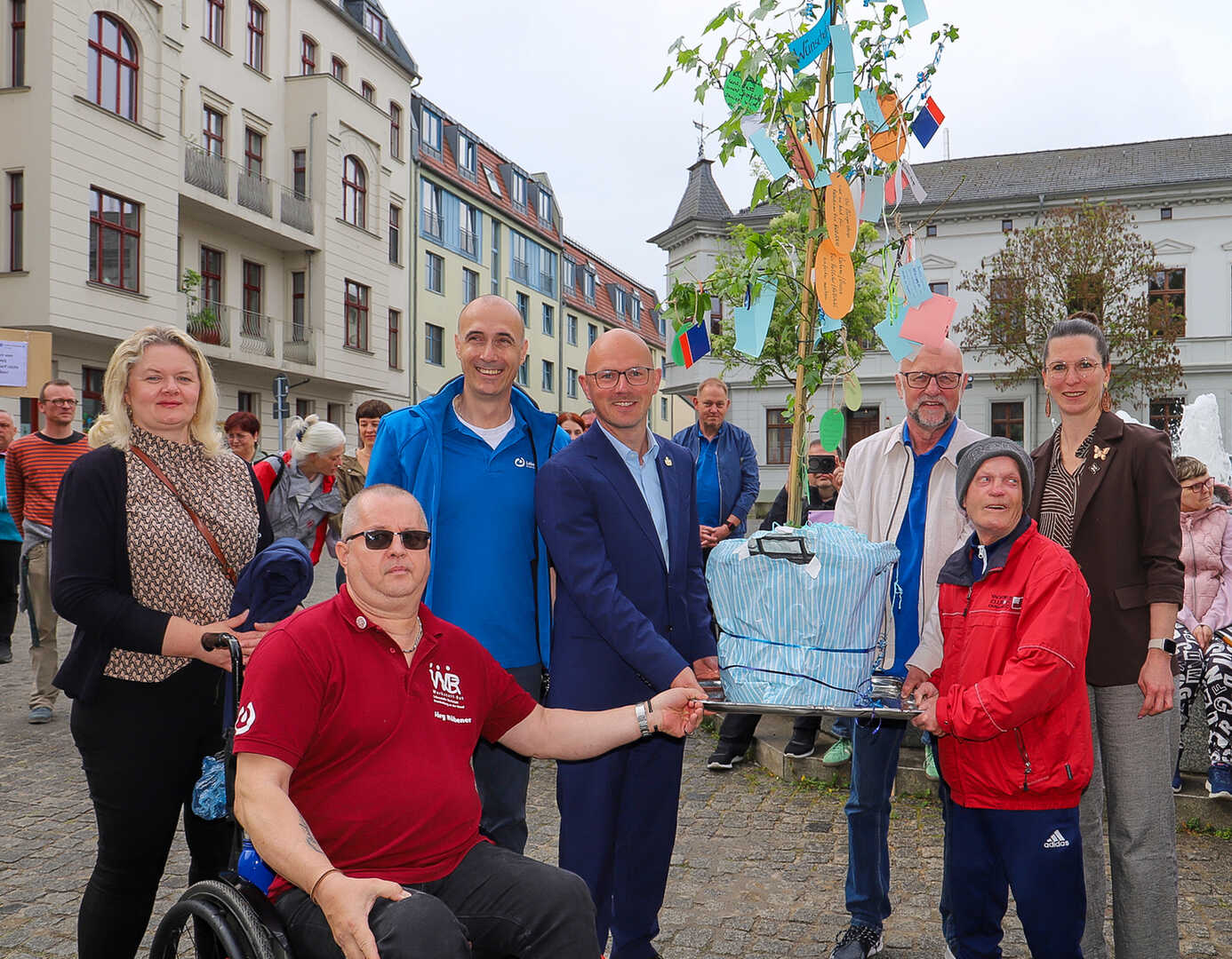 Am Europäischer Protesttag nahmen OB Keip und Beigeordnete Adel von den Lebenshilfe-Vertretern den Wünschebaum in Empfang. © Stadt Brandenburg an der Havel / René Paul-Peters