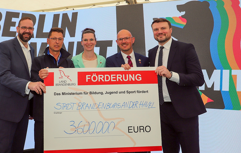 Sportminister Hoffmann, Regattastreckenleiter Philipp, Beigeordnete Adel, Finanzminister Keller und OB Keip bei Scheckübergabe. © Stadt Brandenburg an der Havel / René Paul-Peters