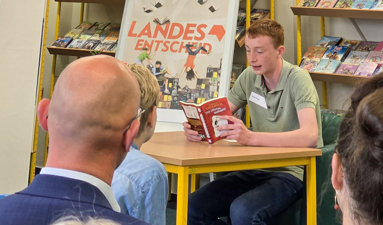 Emil Vogt aus Meyenburg hat den Brandenburger Landesentscheid des Vorlesewettbewerbs 2026 gewonnen. Damit ist er der beste Vorleser des Landes Brandenburg.