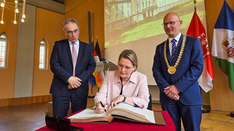 OB Keip begrüßt OLGs und Bundesjustizministerin Dr. Stefanie Hubig © Stadt Brandenburg an der Havel / Th. Messerschmidt