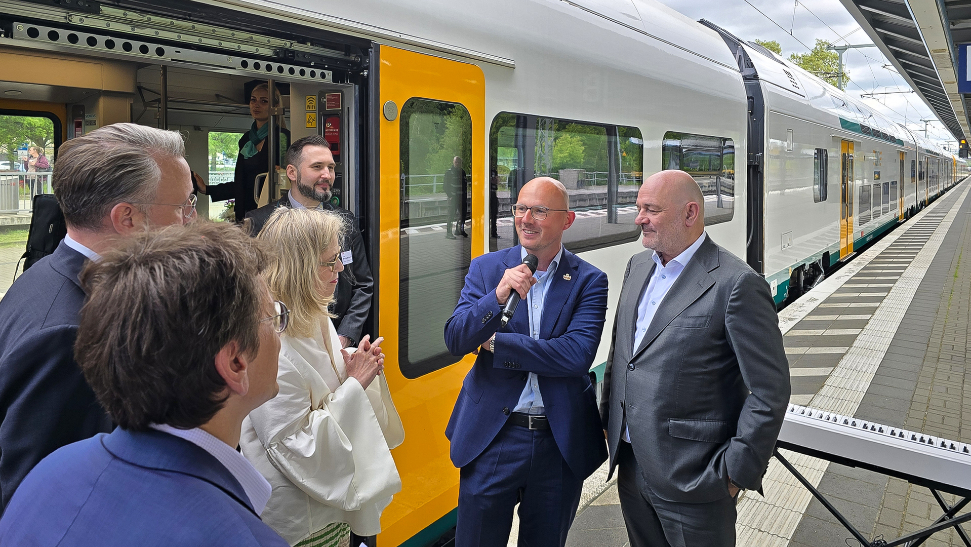 Oberbürgermeister Daniel Keip beim Zwischenstopp des neuen „8-Teilers“, den die ODEG als RE1 einsetzt. © Stadt Brandenburg an der Havel / Th. Messerschmidt