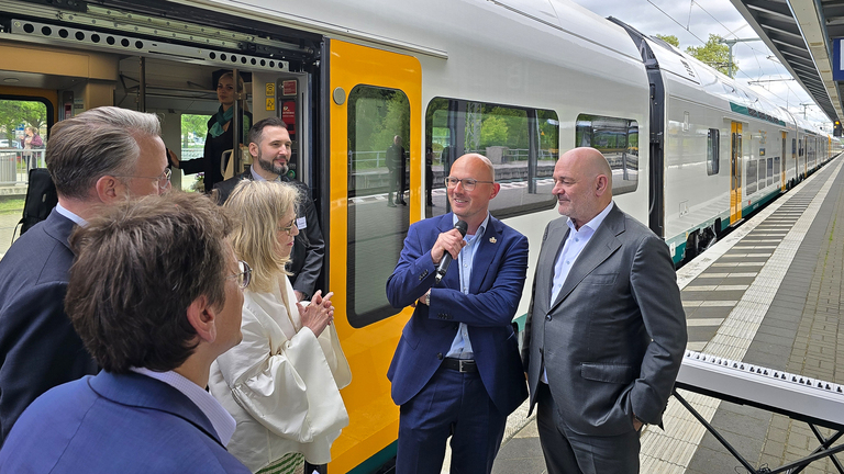 Oberbürgermeister Daniel Keip beim Zwischenstopp des neuen „8-Teilers“, den die ODEG als RE1 einsetzt. © Stadt Brandenburg an der Havel / Th. Messerschmidt