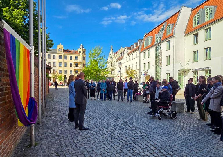 Oberbürgermeister Daniel Keip und die Gleichstellungsbeauftragte Jeannette Horn beim Hissen der Regenbogenflagge. © Stadt Brandenburg an der Havel / C. Tüchelmann