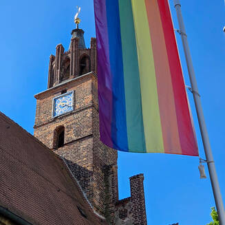 ICF-Weltcup 2026: Beetzsee als Highlight für den Kanusport - Fotobrb: Faszination Fotografie aus Brandenburg an der Havel Die Regenbogenflagge am Rathaus. © Stadt Brandenburg an der Havel / C. Tüchelmann