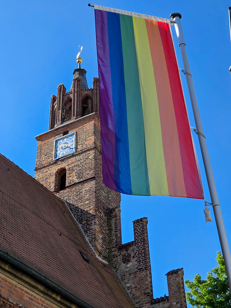 Die Regenbogenflagge am Rathaus. © Stadt Brandenburg an der Havel / C. Tüchelmann