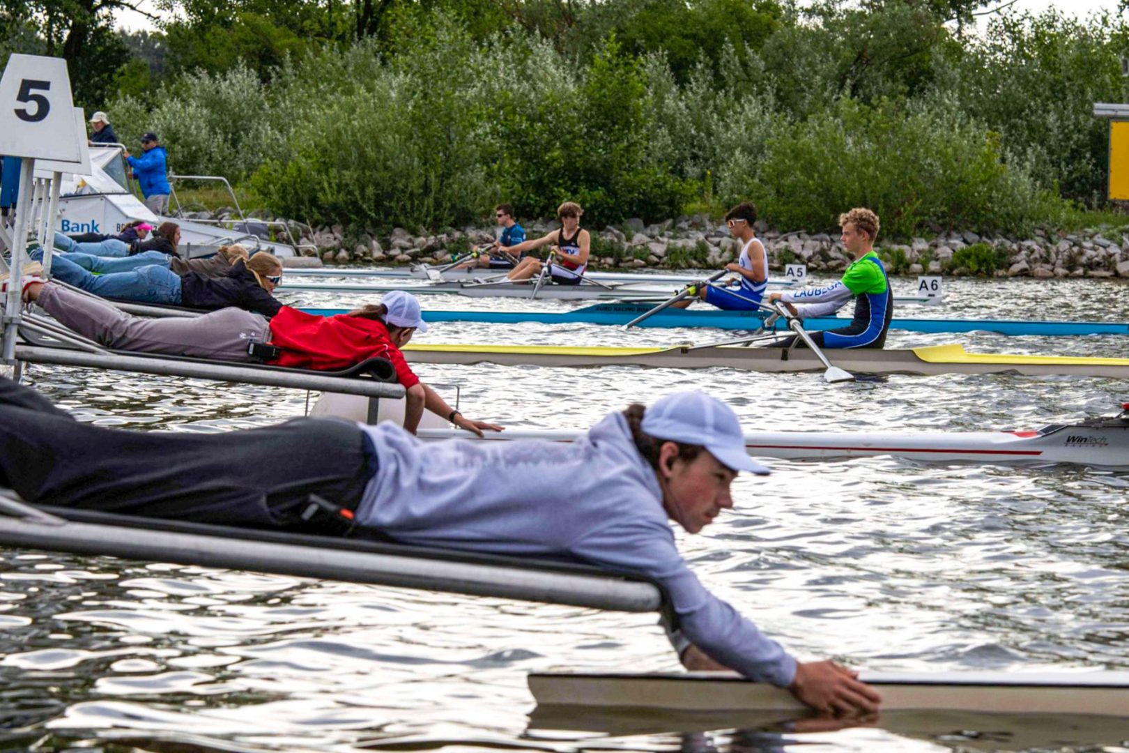 Helfer halten die Boote vor dem Start zur U19-Ruder-EM fest. © Luis Grzonka