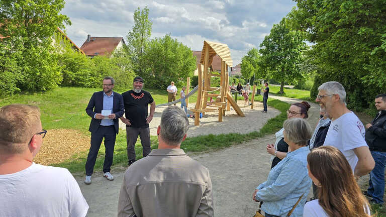 Stadtverordnete und Verwaltungs-Mitarbeiter waren zu Einweihung des Spielplatzes ebenfalls erschienen. © Stadt Brandenburg an der Havel / Thomas Messerschmidt