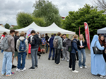 177 Schülerinnen und Schüler sowie Ausbildungsplatzsuchende nutzten die Gelegenheit, direkt mit potenziellen Ausbildungsbetrieben ins Gespräch zu kommen © Wirtschaftsregion Westbrandenburg