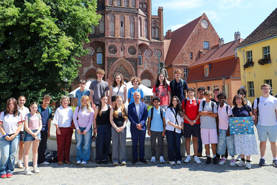 Delegation mit OB Keip vor dem Springbrunnen am Rathaus. © Stadt Brandenburg an der Havel / René Paul-Peters