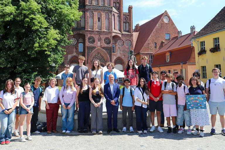 Delegation mit OB Keip vor dem Springbrunnen am Rathaus. © Stadt Brandenburg an der Havel / René Paul-Peters