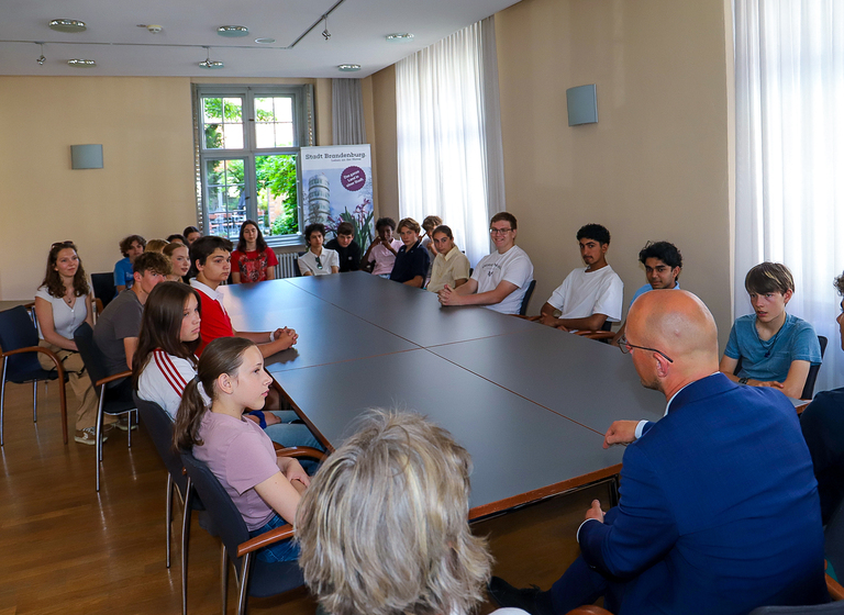 Gesprächsrunde im Rolandzimmer zusammen mit den US-Schüler. © Stadt Brandenburg an der Havel / René Paul-Peters