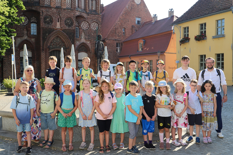 „Wir Kinder Brandenburgs“ machten zusammen mit Bürgermeister Müller Gruppenbild vor dem Brunnen am Altstädtischen Rathaus. © Stadt Brandenburg an der Havel