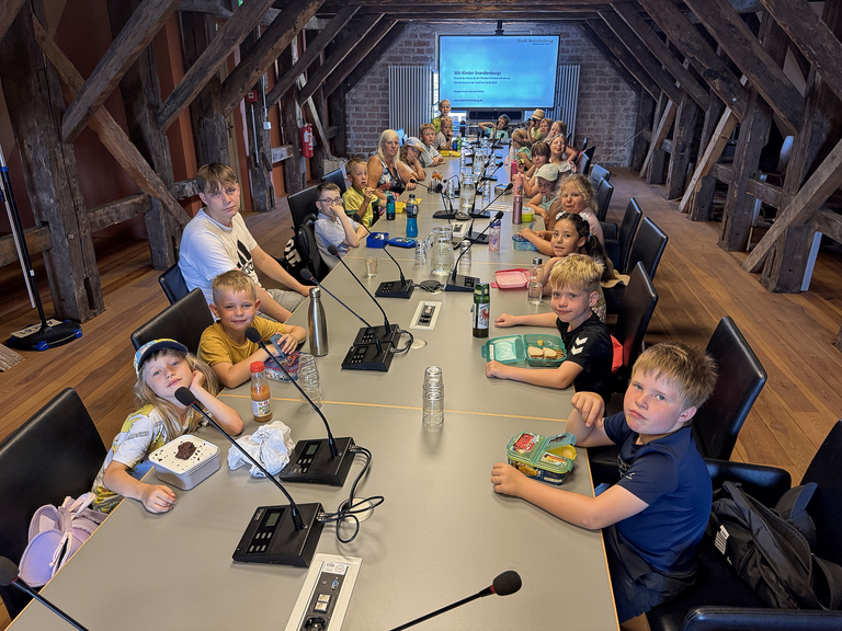 Sichtlich geschafft sind „Wir Kinder Brandenburgs“ nach einem Gespräch im Besprechungsraum im Rathaus © Stadt Brandenburg an der Havel