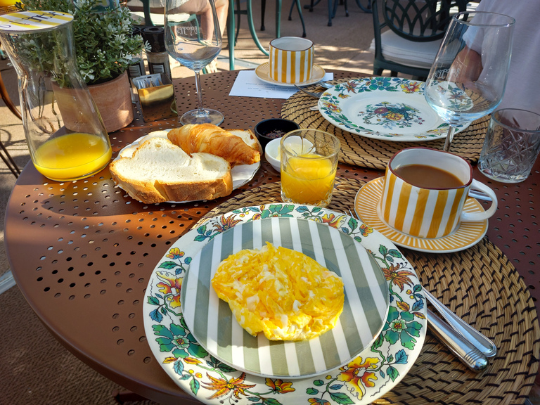Kaffee, frisches Rührei und ein Moment zum Genießen – einfach Feeling pur.