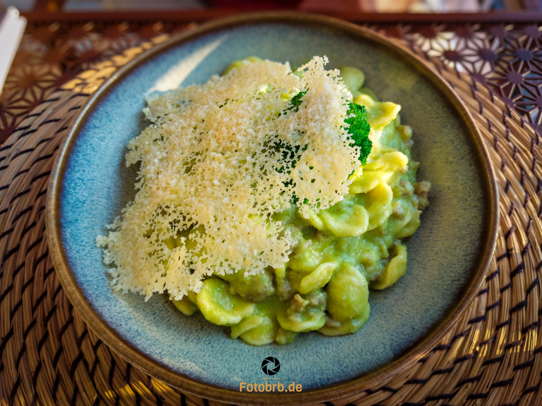 Orecchiette mit cremiger Brokkolisauce und würziger Salsiccia