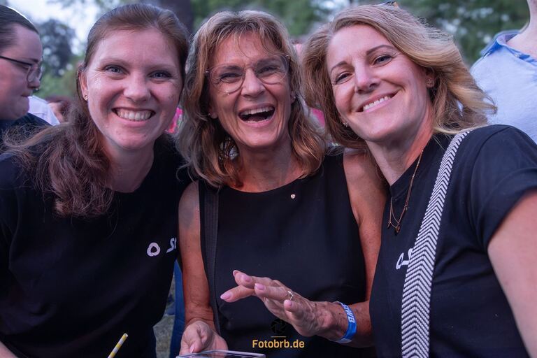 Ein Teil des Organisationsteams der Stadtwerke Brandenburg mit Redakteurin Heide Traemann (Mitte) und Organisatorin Karina Krüger (rechts).