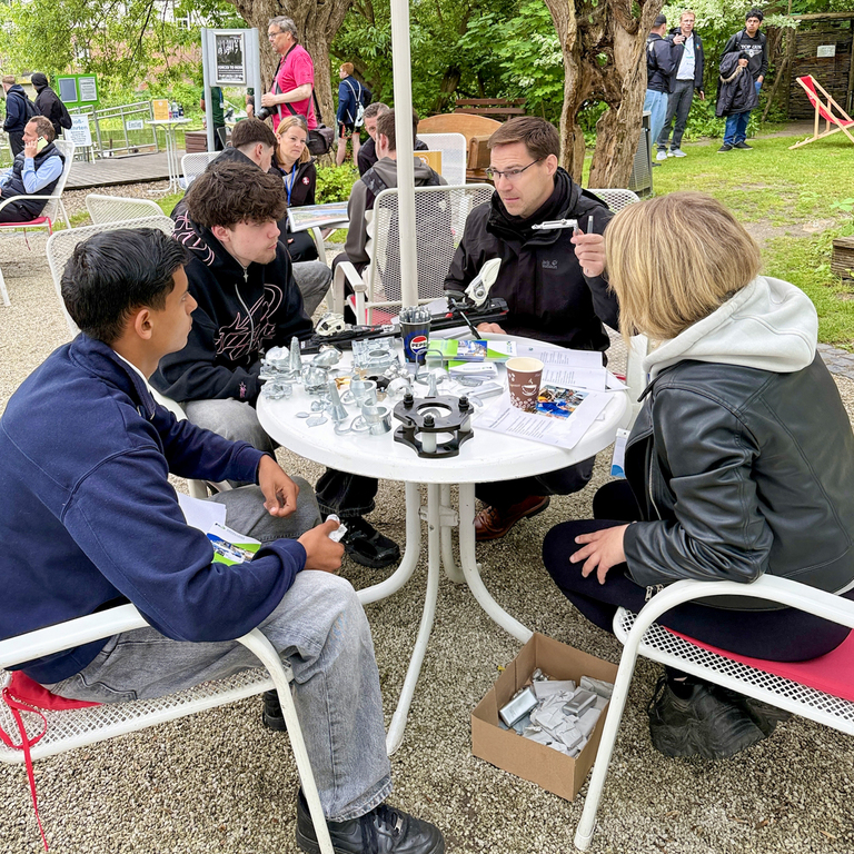 Die Gespräche fanden unter anderem beim Azubi-Speed-Dating an Talk-Tischen und auf dem Floß statt. © Wirtschaftsregion Westbrandenburg