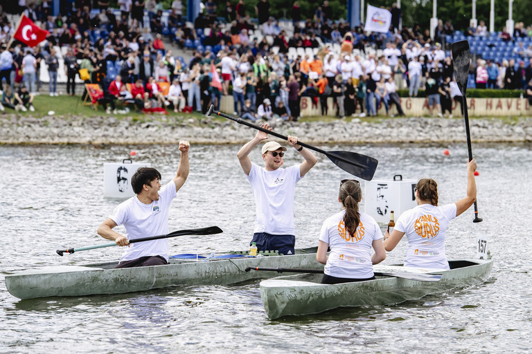 Beton ist mehr als ein Baustoff – das wird sich bei der 20. Betonkanu-Regatta zeigen. Am 19. und 20. Juni lassen über 1.000 Studierende ihre selbst gebauten Betonkanus zu Wasser, treten in spannenden Rennen gegeneinander an, um am Ziel hoffentlich so jubeln zu können. © IZB/ Sascha Steinbach