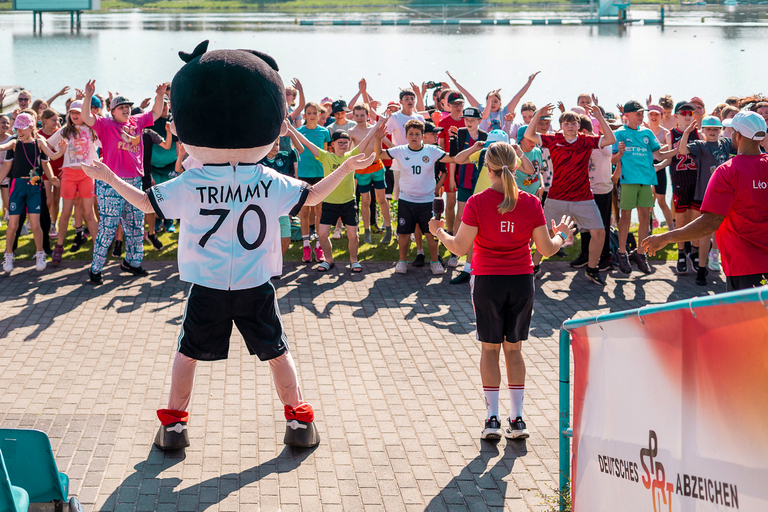 Erwärmung mit Maskottchen Trimmy und Sportbotschaftern. © Kazma