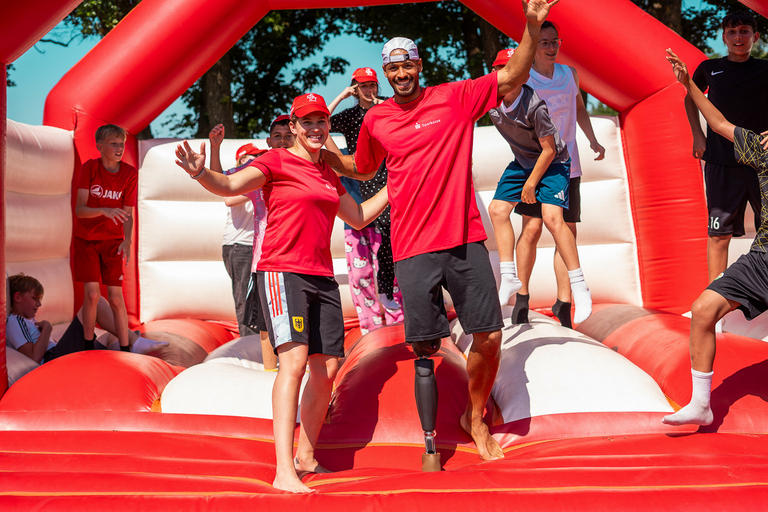 Die Sportbotschafter auf der Hopseburg. © Kazma