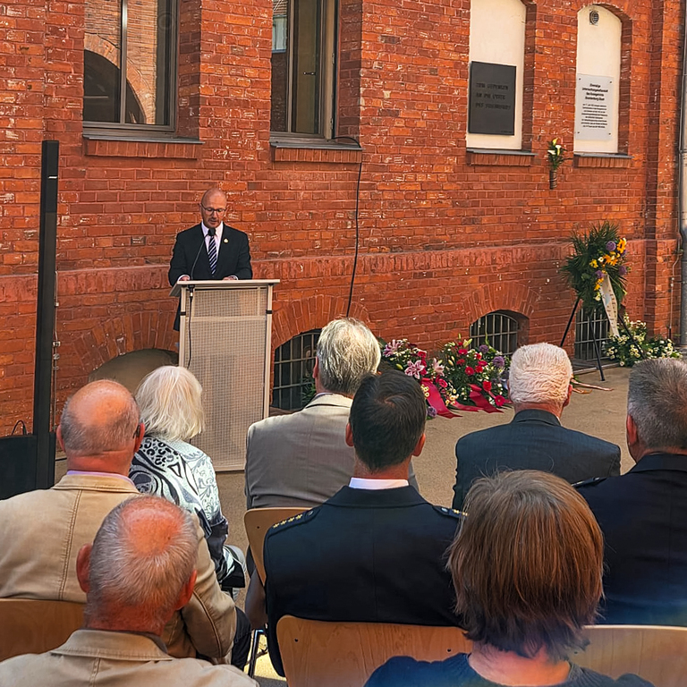 Oberbürgermeister Daniel Keip in seiner Rede: „Der 17. Juni erinnert uns daran, wie kostbar Freiheit ist.“ © Stadt Brandenburg an der Havel / C. Tüchelmann
