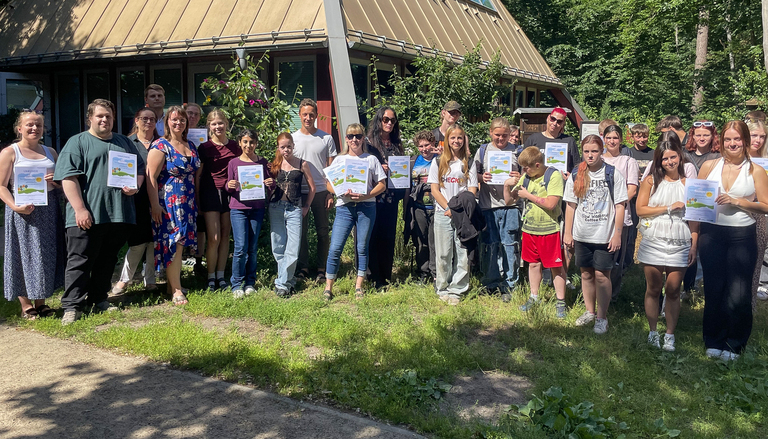 Gruppenbild der fleißigen Sammlerinnen und Sammler der Zigarettenkippen-Challenge 2026 Foto: Stadt Brandenburg