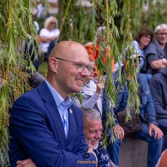 Brandenburgs OB Daniel Keip war nicht nur ein interessierter Zuhörer, sondern er begrüßte die Künstler einzeln.