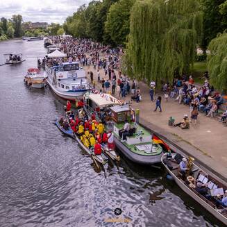 Bei strahlendem Sommerwetter säumten zahlreiche Besucher die Ufer der Havel