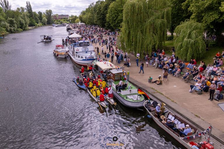 Bei strahlendem Sommerwetter säumten zahlreiche Besucher die Ufer der Havel