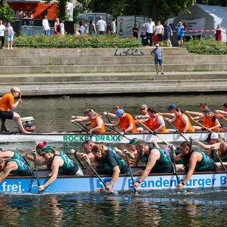 Drachenboot-Cup von „Ananas bis Bockwurst“ - Fotobrb: Faszination Fotografie aus Brandenburg an der Havel Das Heinrich-Heine-Ufer bot eine imposante Kulisse. © Stadt Brandenburg an der Havel / René Paul-Peters