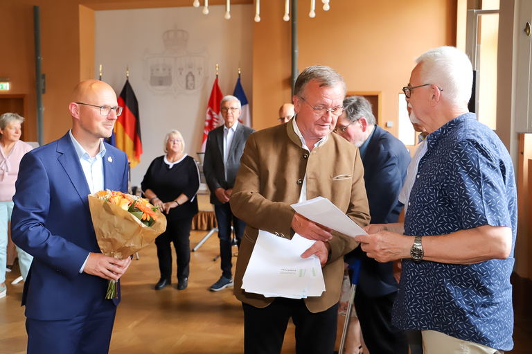 Erlecke und Keip zeichneten engagierte Senioren aus. © Stadt Brandenburg an der Havel / René Paul-Peters