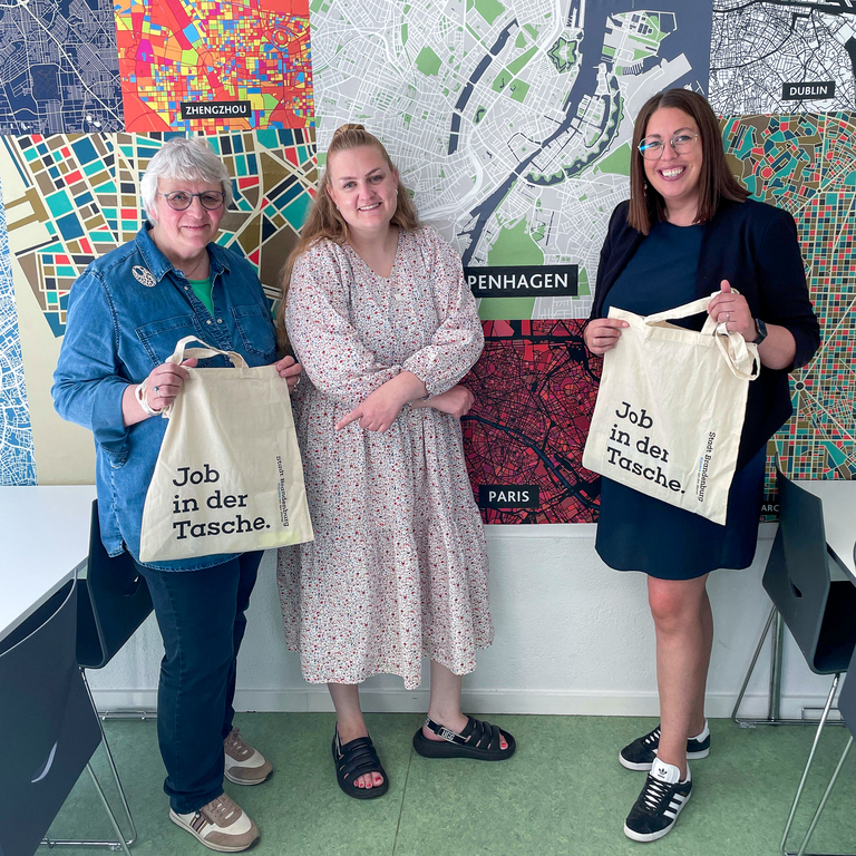 In der Berufsschule NEXT Education (v.l.n.r.) Lehrerin Anne Larsen, Auszubildende Cecilie Holm Ravn und Direktorin Kirstine Brandt Nygaard © Stadt Brandenburg an der Havel/Vanessa Vollenschier