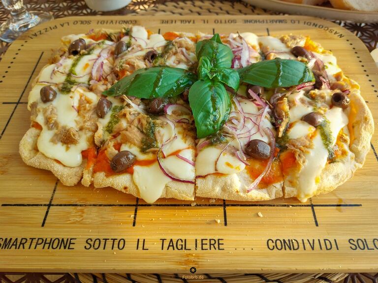 Anna Claras Lieblingspizza mit Thunfisch, roten Zwiebeln, viel Mozzarella und Oliven aus Castelletto di Brenzone – ein Genuss, der den Geschmack des Gardasees auf den Teller bringt.