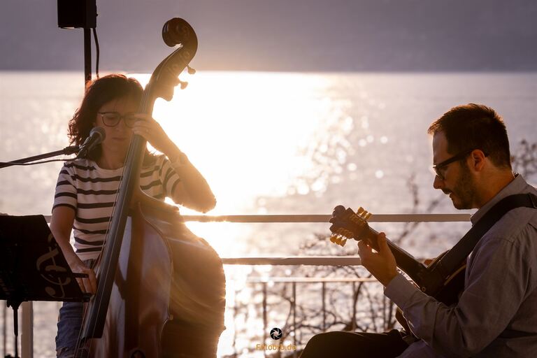 Abstimmung zum Sonnenuntergang mit Live-Musik