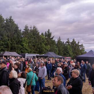 KEIMZEIT in Dunkelforth: Vier Jahrzehnte Musikgeschichte aus Brandenburg - Fotobrb: Faszination Fotografie aus Brandenburg an der Havel Keimzeit Konzert Gentin Am Meilenstein Foto Marco Petig 3838